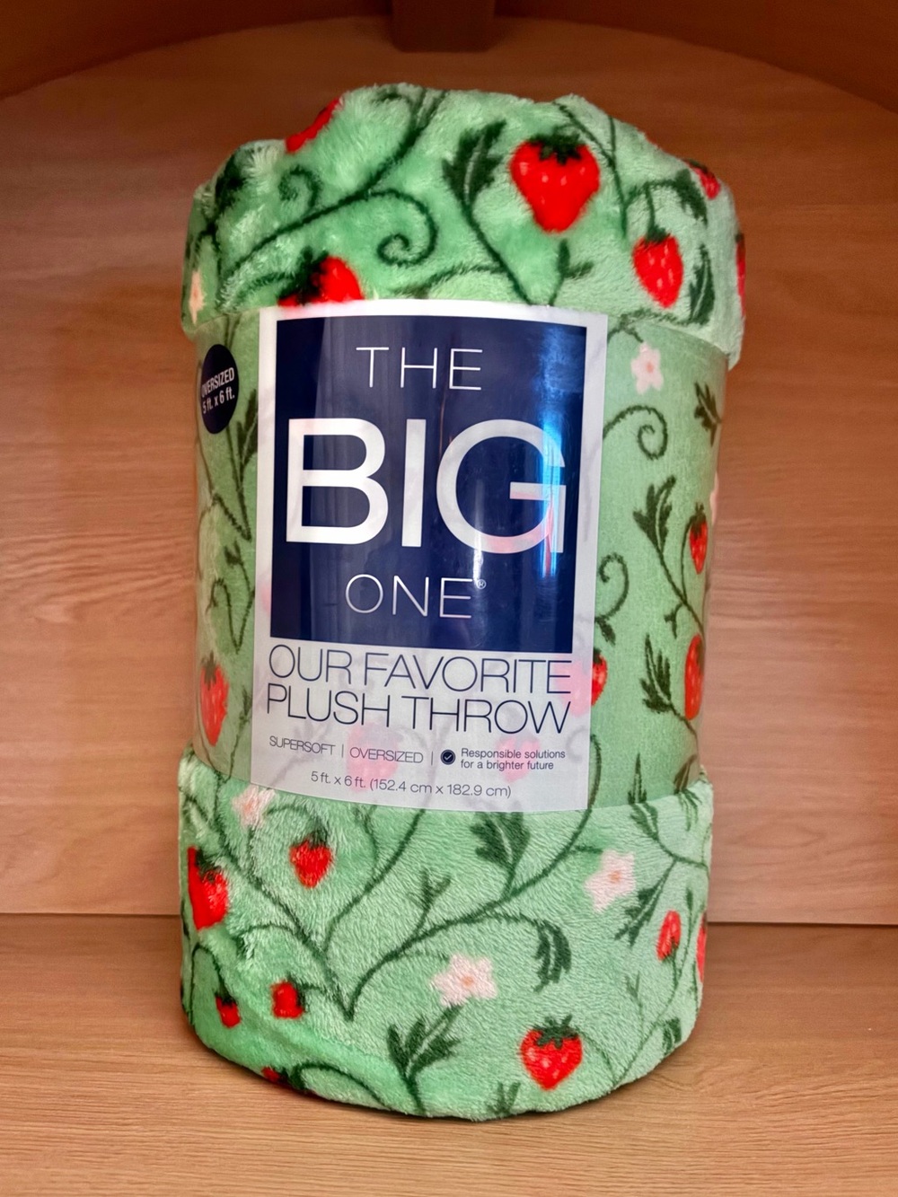 ✨$14✨NWT•Strawberry Supersoft Oversized Plush Throw Blanket | 5’x6’ (60”x72”)